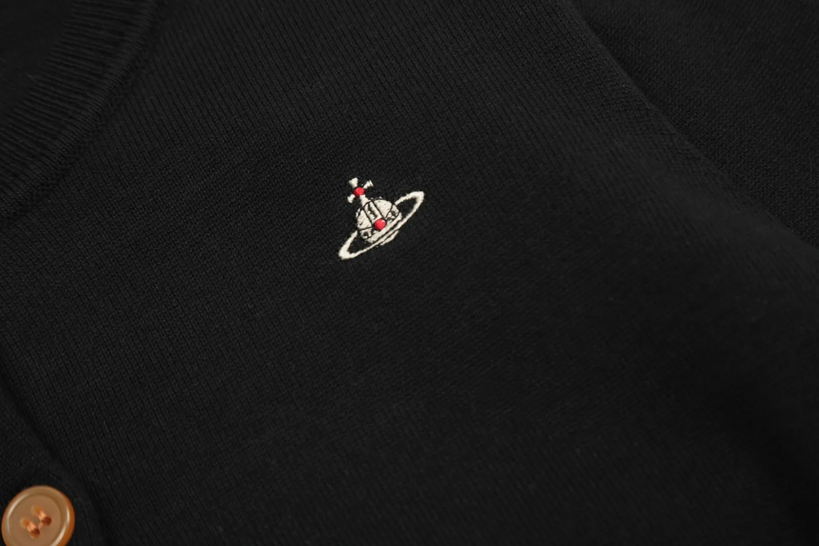 VIVI115 # vivienne west wood Vivienne classic knitted sweater wool cardigan 2024 autumn latest style Exclusive and highest quality on the entire network Order with confidence - 🧩 15% merino cotton wool 85% wool blend 🧩Correct Italian 🇮🇹100% wool washed wheat logo 🧩Original purchase, real mold opening 🧩Original purchase records and comparison pictures can be provided. Place your order with confidence. 🧩Instant sale of all Taobao 300+ versions. The purchasing quality is excellent. It is definitely not a copywriter party. It is a real good product. The real product far exceeds the budget. Size: S -M- L. Color: black, white, light green, purple, apricot.